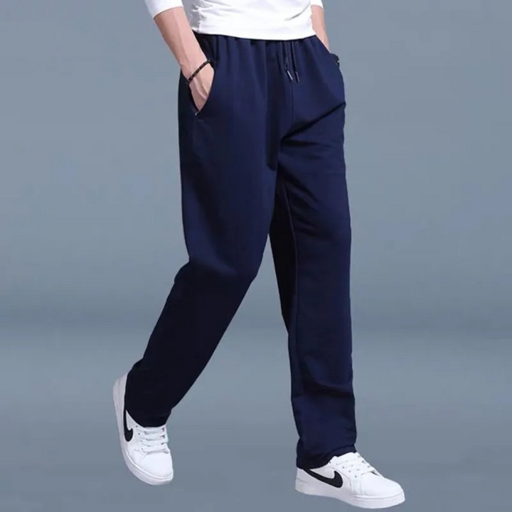 Ropa deportiva hombre: pantalón de chándal de algodón, pierna ancha para máxima comodidad.