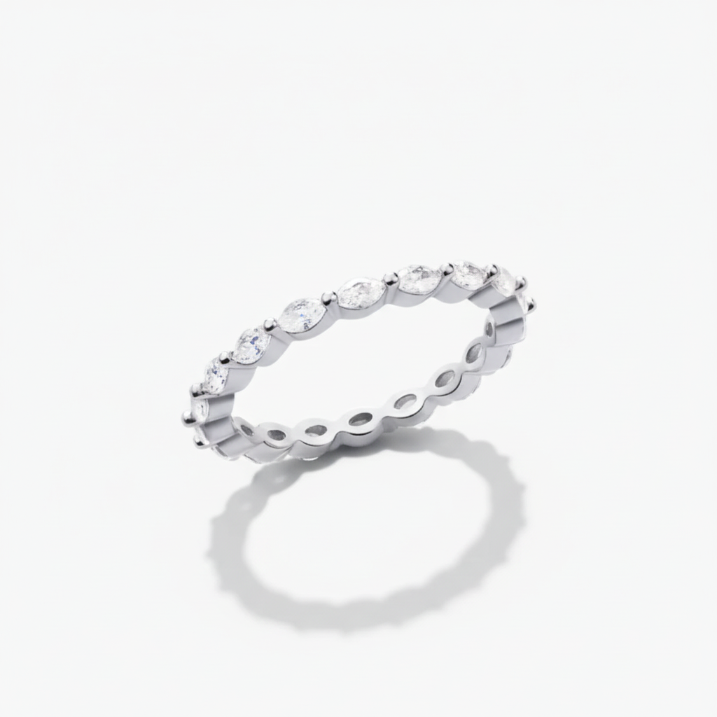 Anillo de plata 925 con diseño geométrico y acabado pulido, un accesorio femenino elegante y versátil.