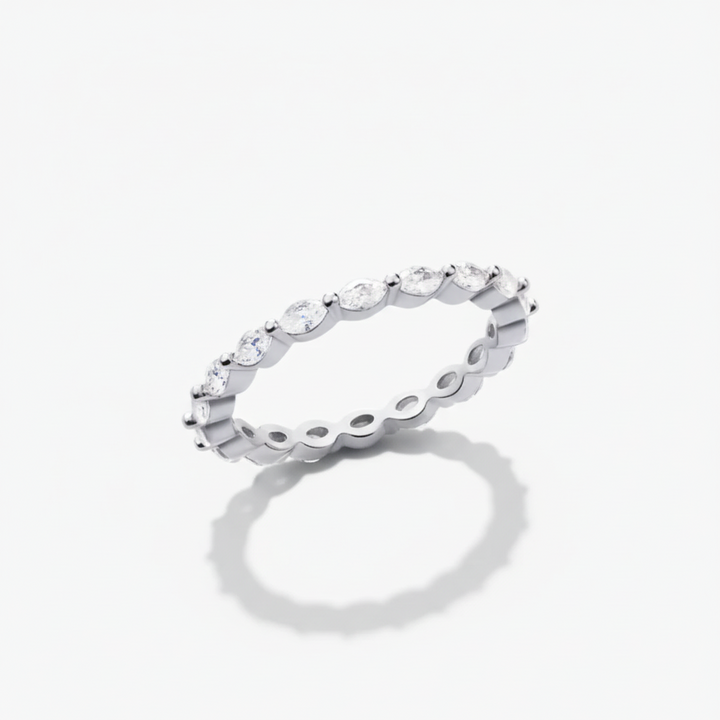 Anillo de plata 925 con diseño geométrico y acabado pulido, un accesorio femenino elegante y versátil.