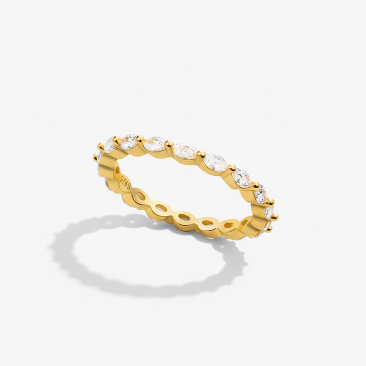 Set de anillos apilables geométricos en plata esterlina, perfecto para un look minimalista femenino.