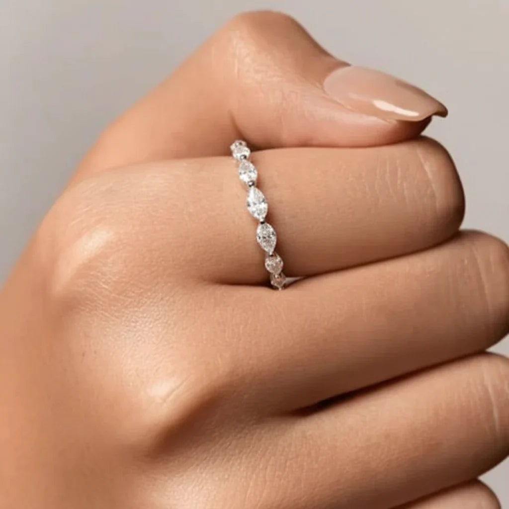 Anillo apilable geométrico de plata esterlina 925, diseño moderno y elegante para mujer.
