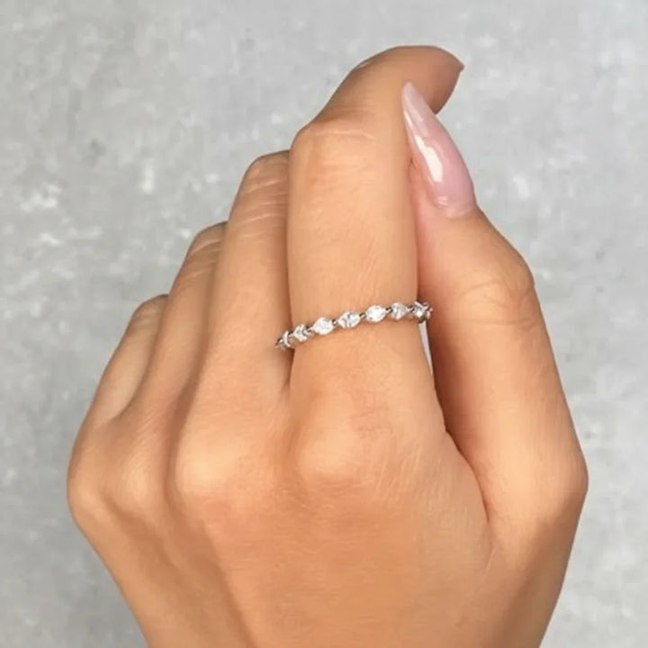 Anillo de plata ajustable para mujer con forma geométrica, ideal para combinar y apilar.