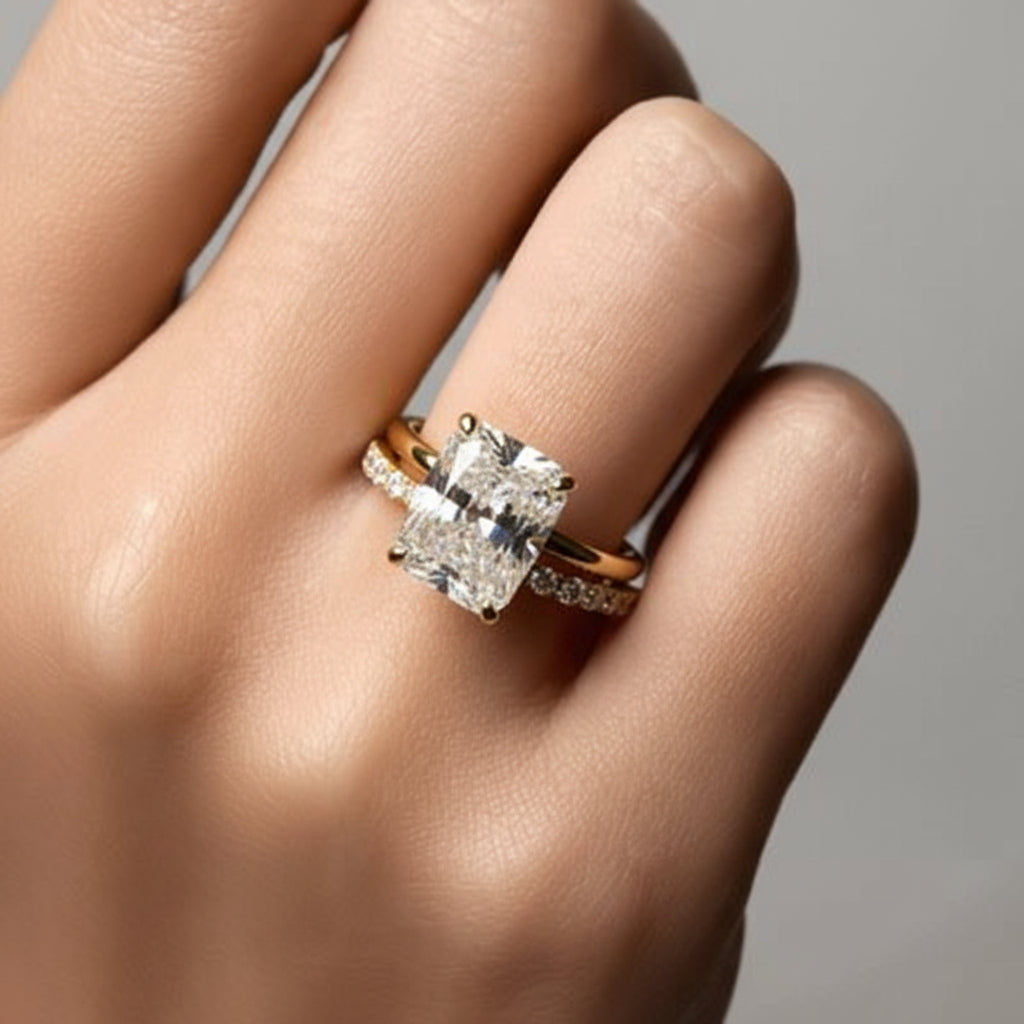 Anillo femenino de plata esterlina, diseño geométrico contemporáneo y apilable. Estilo moderno y sofisticado.