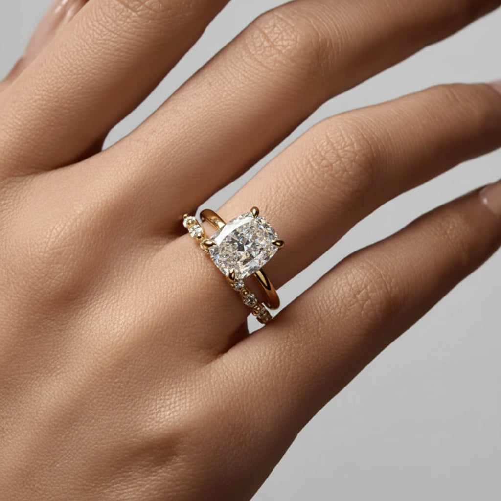 Detalle de anillo geométrico de plata ajustable, una pieza clave de joyería femenina para cualquier ocasión.