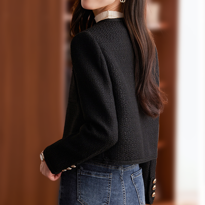 Blazer de mujer, estilo clásico que combina elegancia y versatilidad. Ideal para moda formal o outfits casuales.