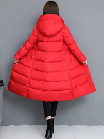 Chaqueta acolchada larga gris para mujer, diseño elegante. Perfecta para calidez en días fríos de invierno.