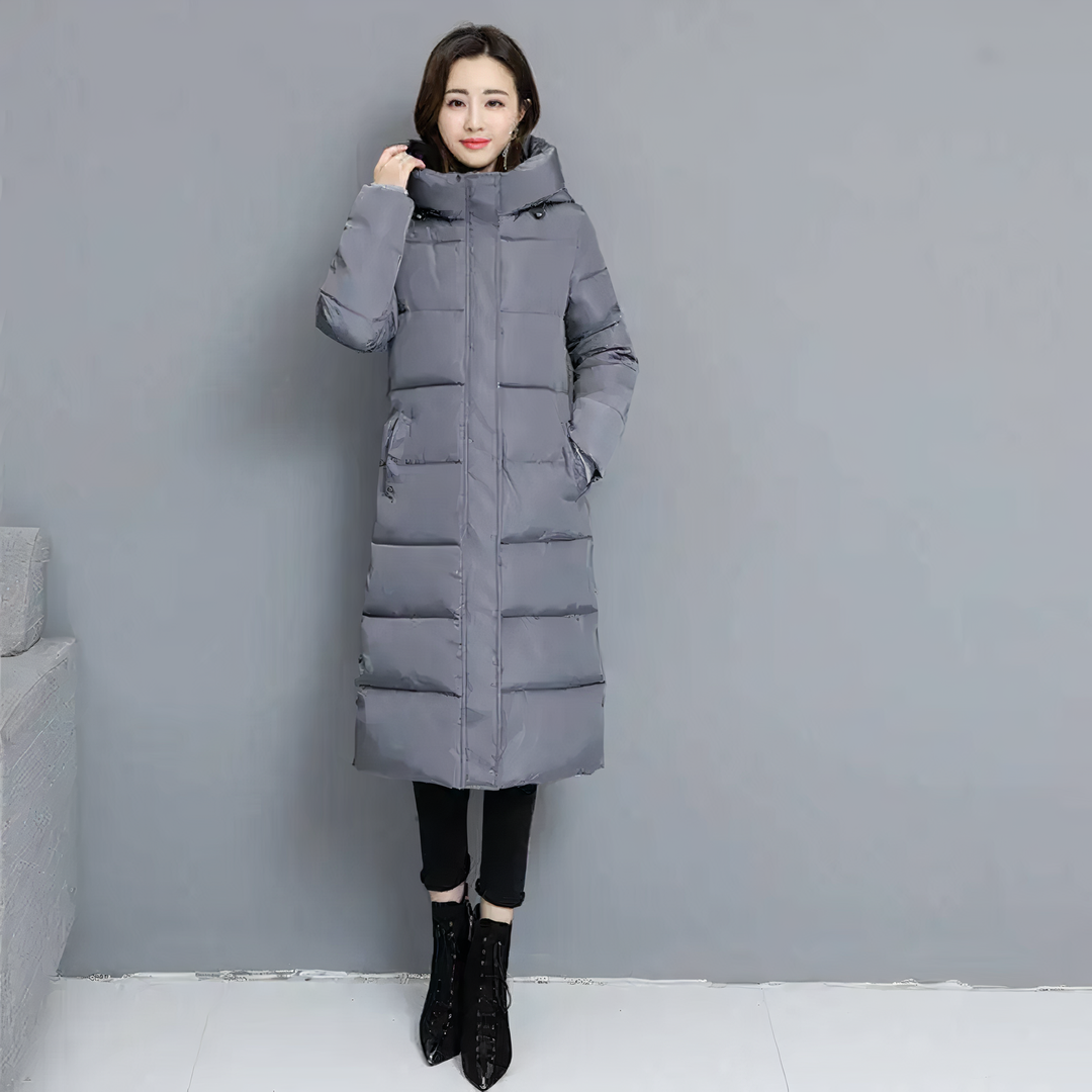Abrigo de invierno largo acolchado para mujer. Colores negro, gris, rojo. Calidez y moda invernal exterior.