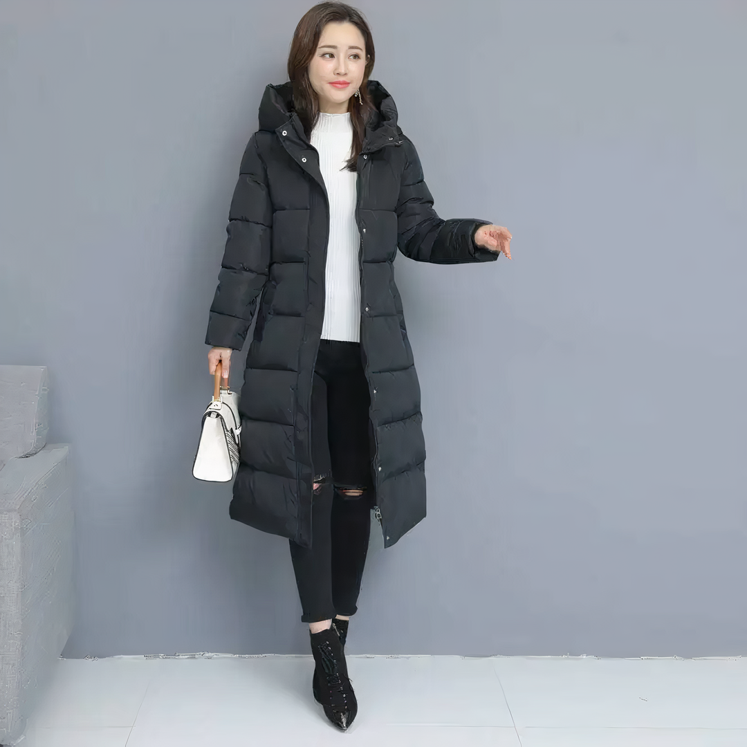Abrigo acolchado rojo para mujer, largo y cálido. Ropa exterior ideal para un look invernal elegante y cómodo.