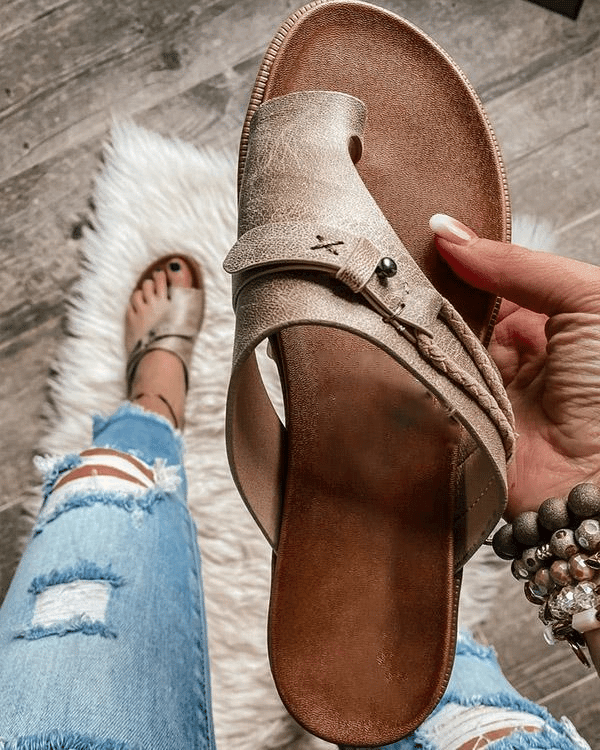 Sandalias KAIA ajustables para mujer, ideales para la playa o uso casual, con diseño ergonómico y gran comodidad.