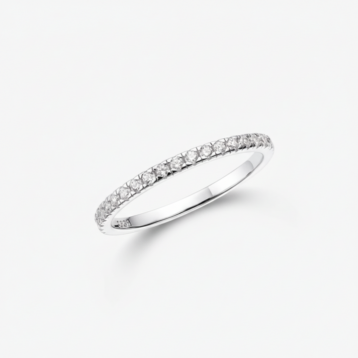 Anillo apilable geométrico moderno para mujer, diseño en plata y oro, joyería elegante.