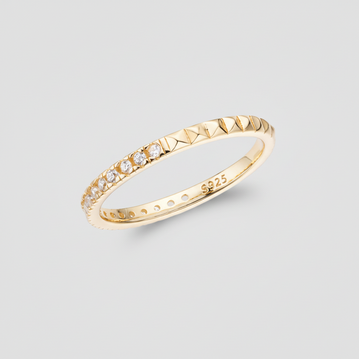 Anillo geométrico apilable de plata y oro para mujer, estilo minimalista con circonita cúbica.