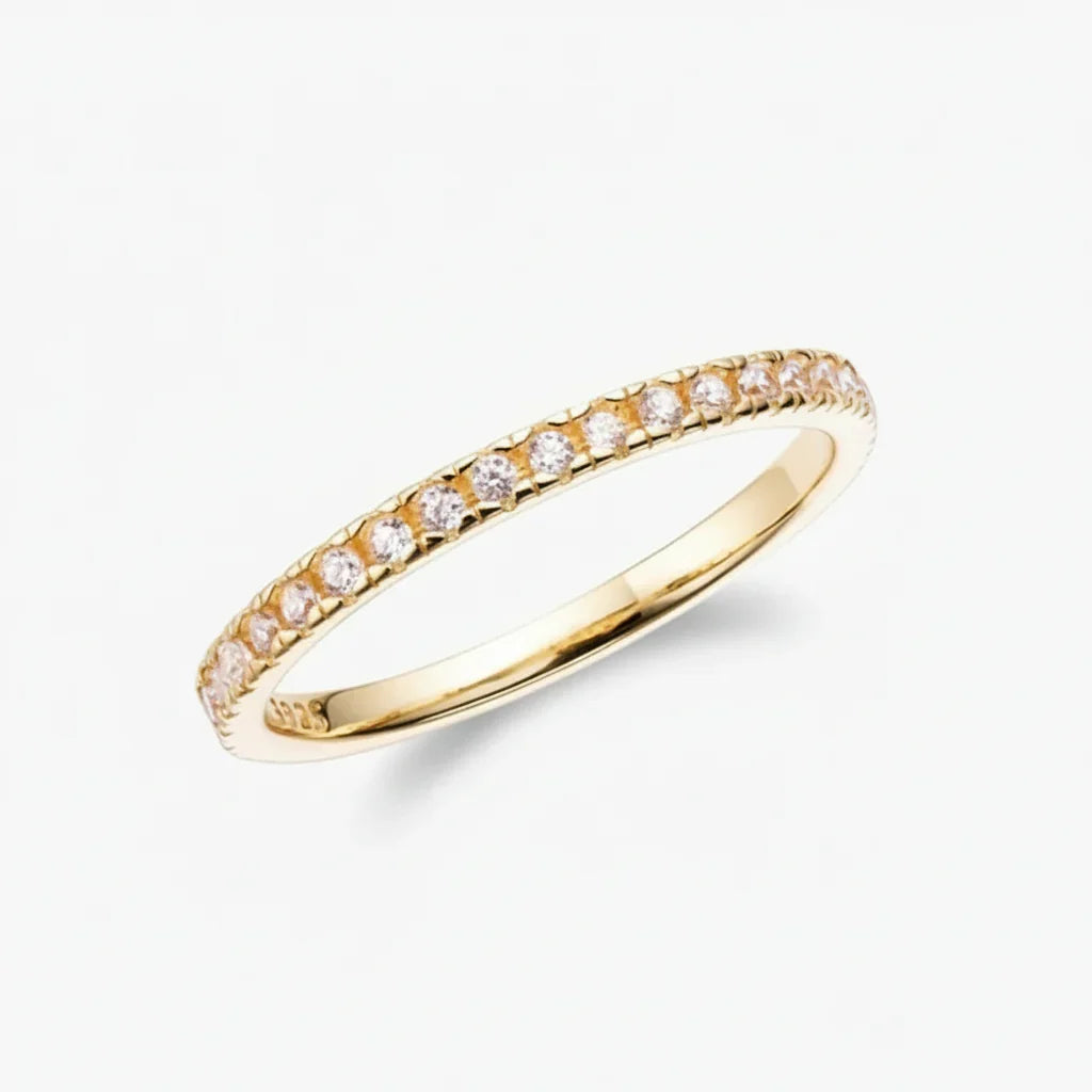 Joyería femenina: anillo apilable geométrico elegante en plata y oro, un toque moderno.