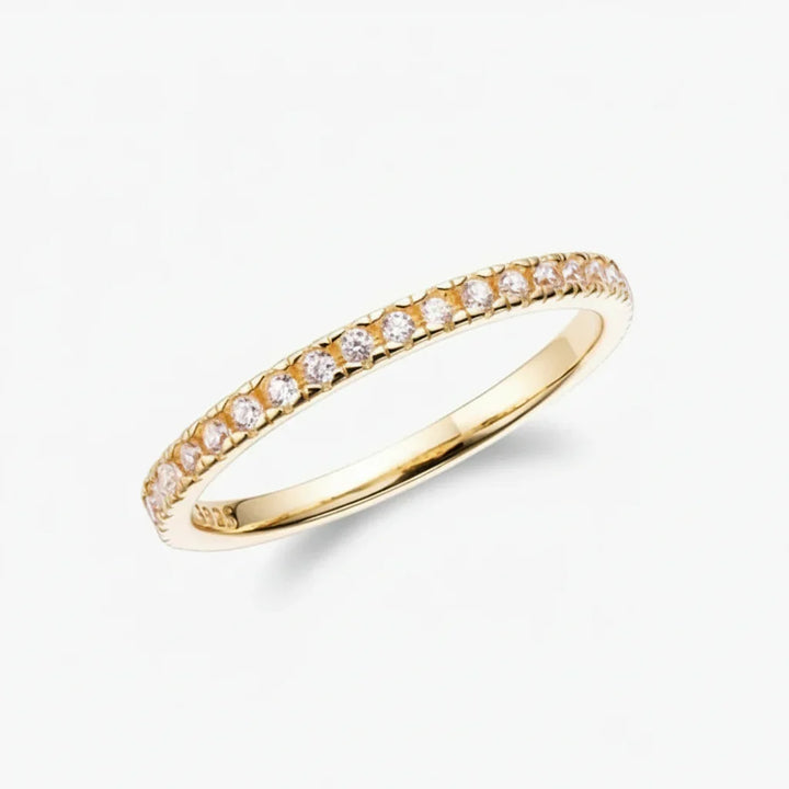 Joyería femenina: anillo apilable geométrico elegante en plata y oro, un toque moderno.