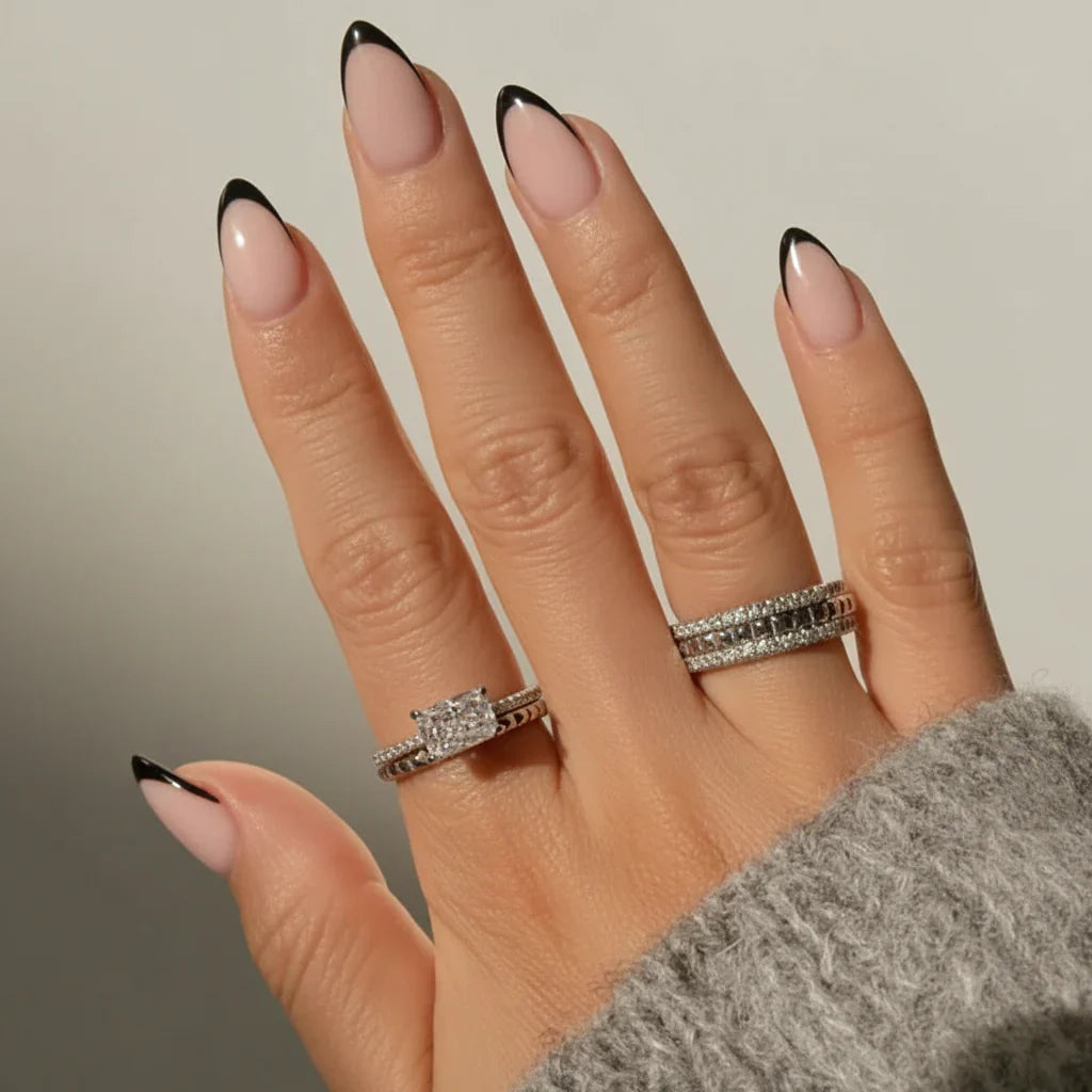 Anillo apilable de diseño geométrico para mujer, combinando plata y oro, estilo contemporáneo.