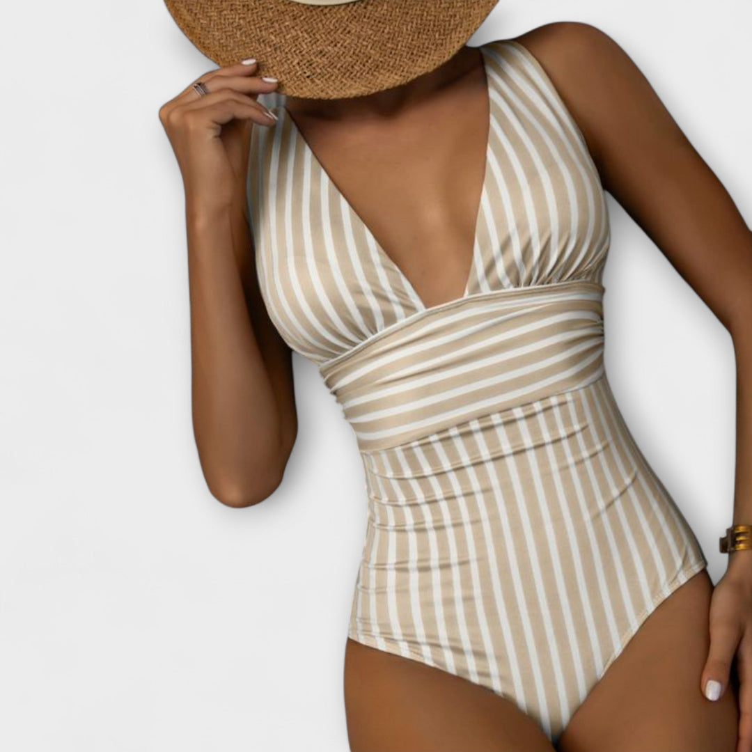 Bañador de mujer con rayas elegantes y escote en V pronunciado, ideal para lucir sofisticada en la piscina.