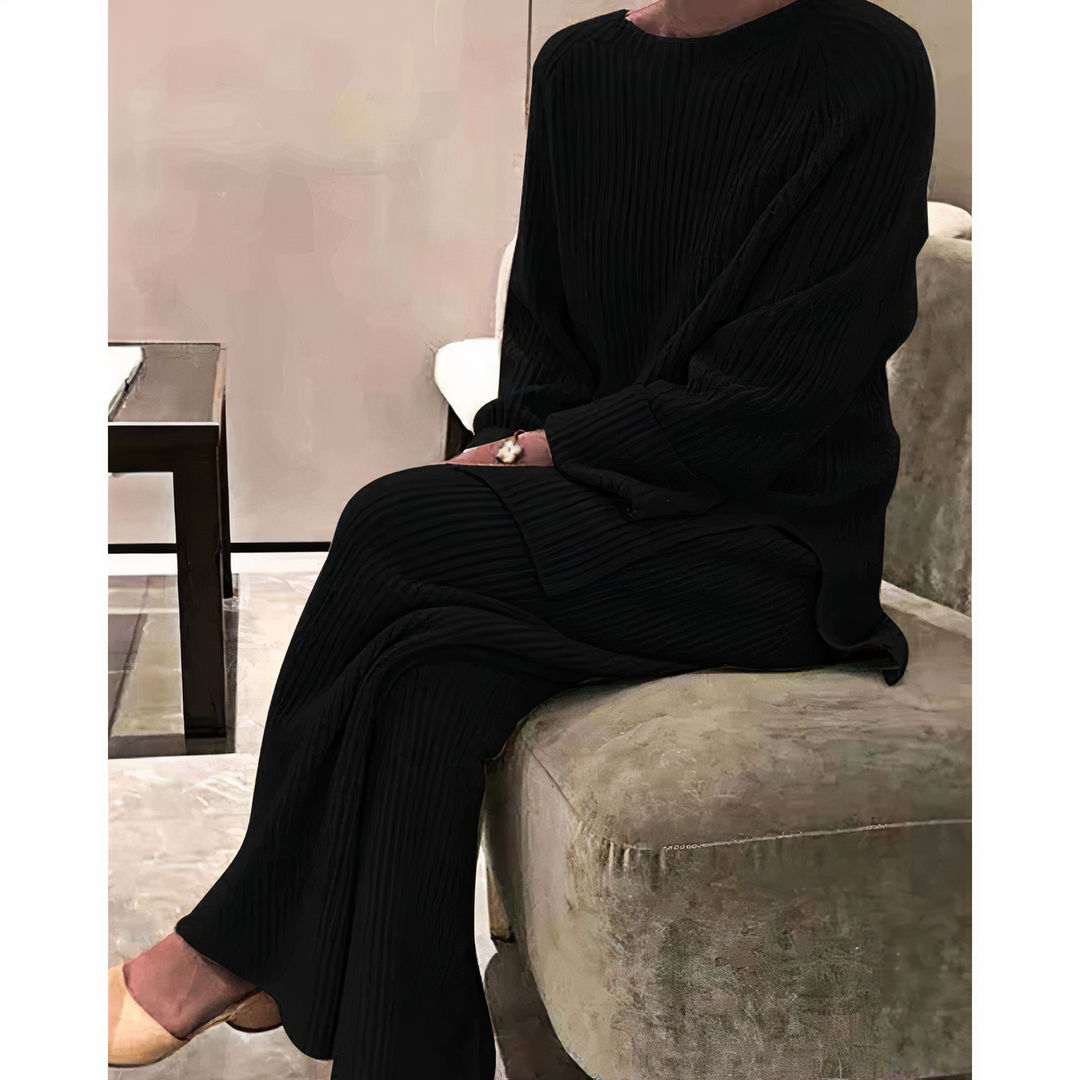 Elegante conjunto de punto dos piezas para mujer, suéter y pantalón. Perfecto para estilo casual o ropa de casa versátil.