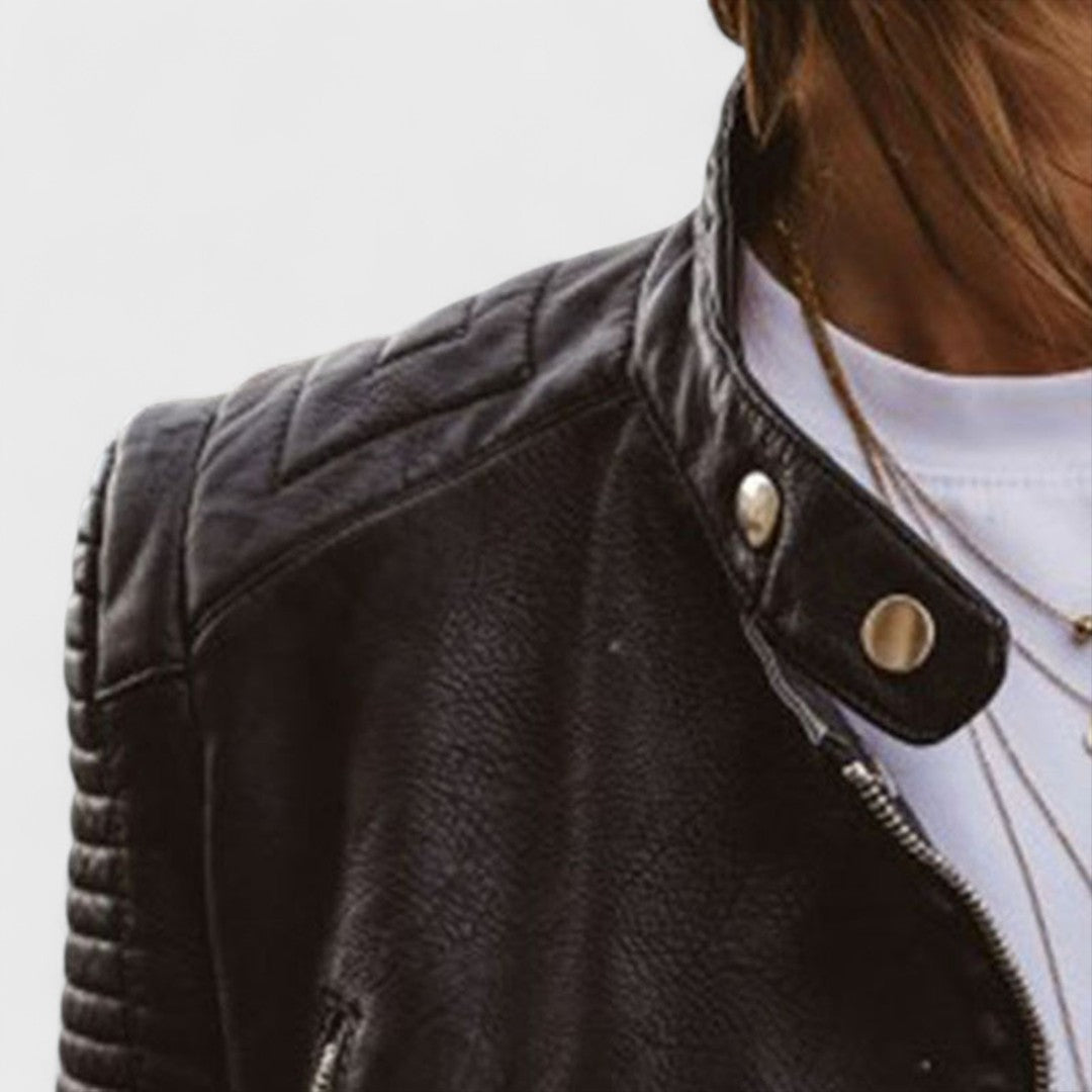 Chaqueta de mujer negra, elegante y versátil, perfecta para atuendos de oficina o eventos formales.