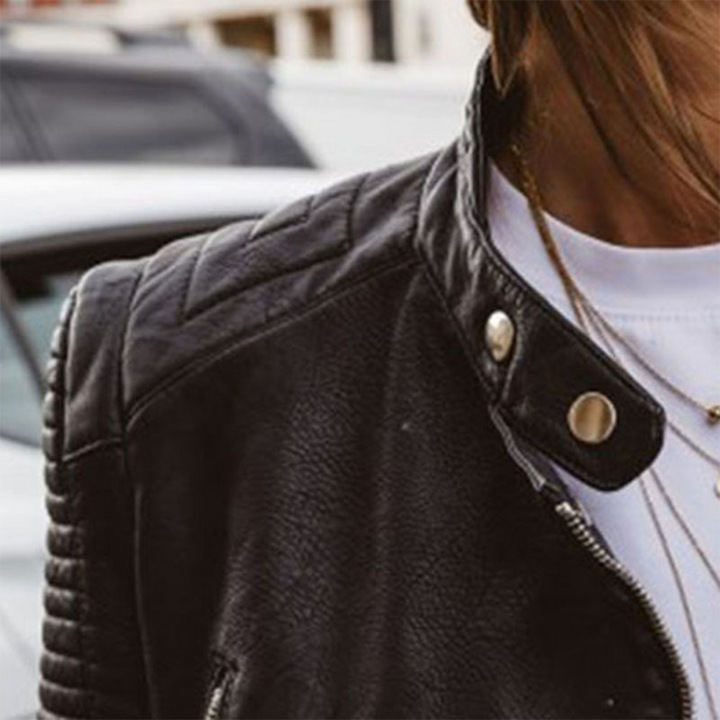 Chaqueta de mujer en negro elegante. Prenda exterior moderna y sofisticada para moda femenina, estilo chic.