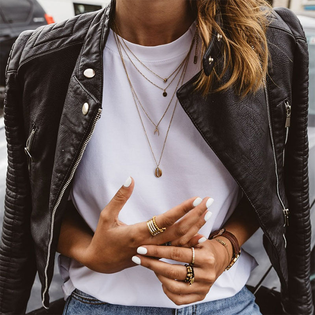 Chaqueta corta negra de mujer, estilo moderno y versátil. Ideal para outfits casuales de primavera y otoño.