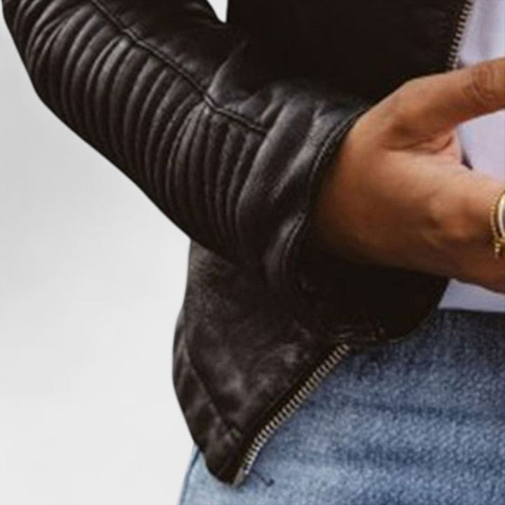 Chaqueta negra de mujer, diseño formal y versátil, perfecta para negocios o un look de noche con estilo.