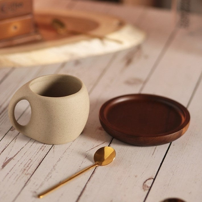 Taza de café de cerámica 250ml, diseño japonés tradicional, con posavasos de bambú y cuchara de metal.