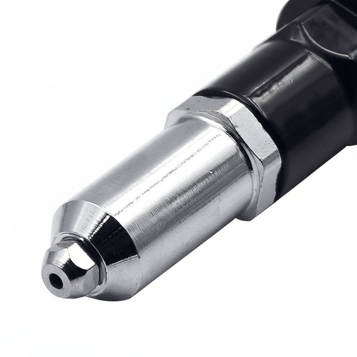 Taladro con adaptador de remachadora. Solución profesional para reparaciones y fijación de metal.