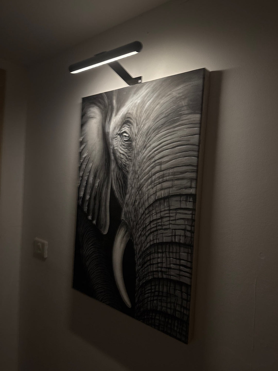 Iluminación LED inalámbrica regulable para destacar cuadros y fotografías. Lámpara de pared ArtGlow moderna.