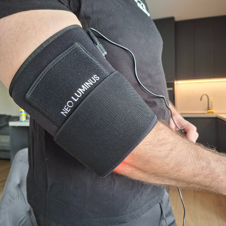 Almohadilla de terapia luz roja e infrarrojo (NIR) envolvente para rodilla o espalda, alivio dolor y mejora flexibilidad.