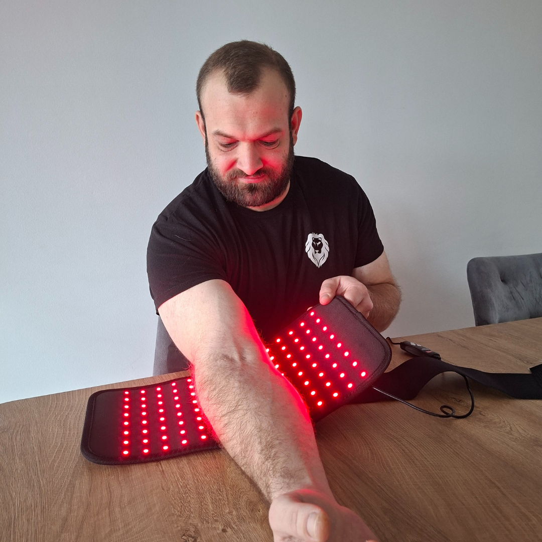 Almohadilla de terapia de luz roja e infrarrojo (NIR) manos libres, diseño envolvente para alivio muscular y articular.