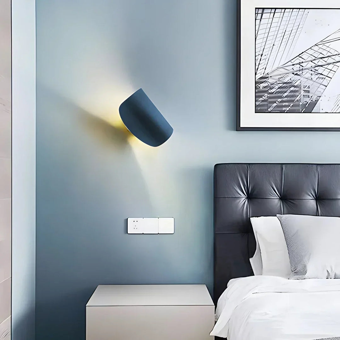 Foco de pared ajustable y moderno, diseño minimalista perfecto para pasillos.