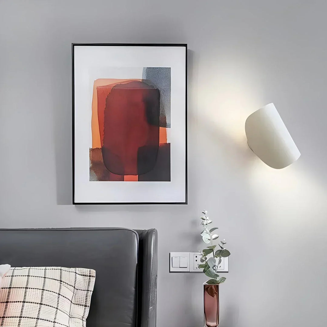 Aplique de pared moderno y ajustable, ideal para cualquier habitación del hogar.