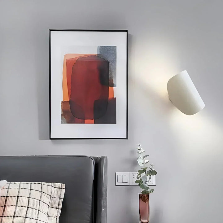 Aplique de pared moderno y ajustable, ideal para cualquier habitación del hogar.