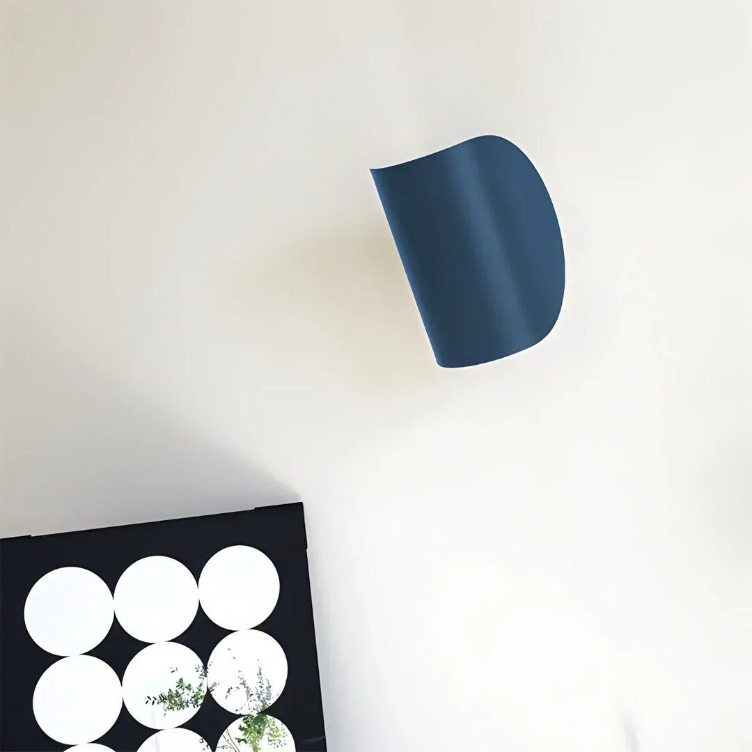 Aplique de pared con media pantalla, ajustable, ideal para la sala de estar.