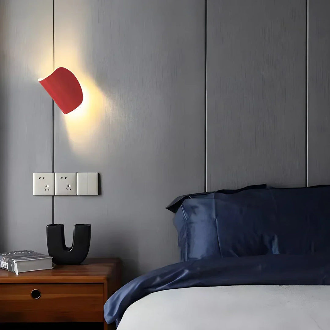 Aplique de pared ajustable, luz interior, diseño minimalista en metal.