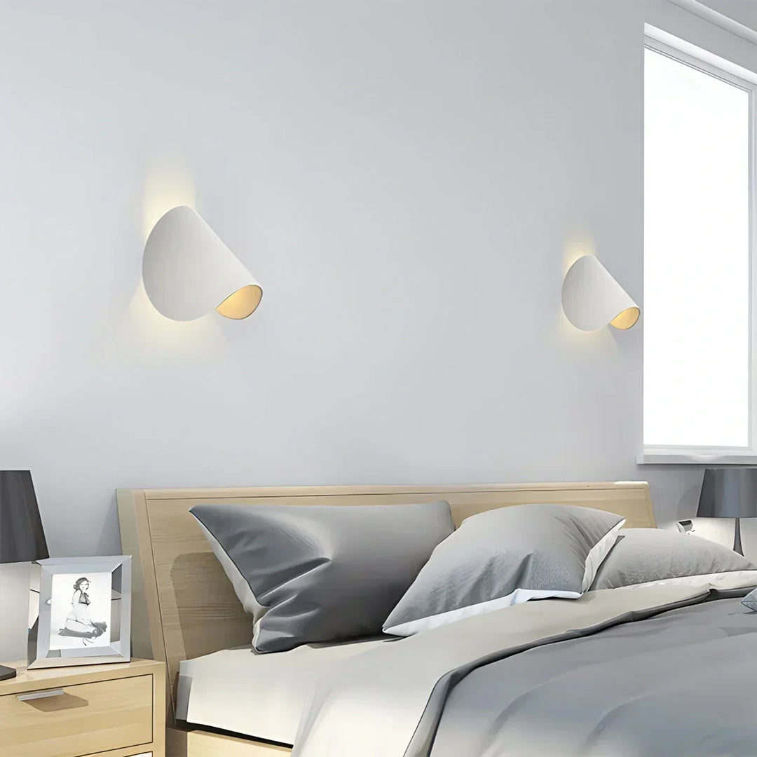 Aplique de pared con diseño minimalista, ajustable, luz ambiental para el hogar.