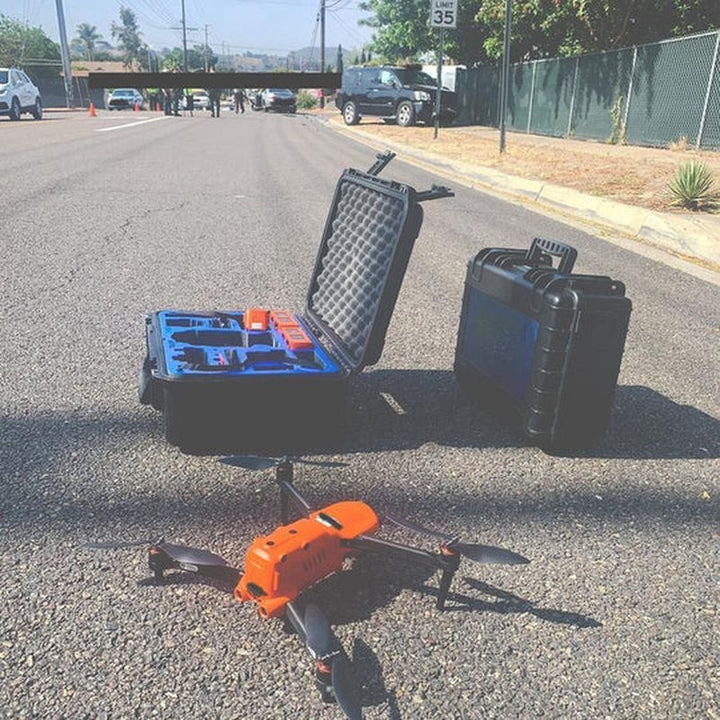 Dispositivo volador de tecnología avanzada con cámara 4K UHD para fotografía y vídeo aéreo profesional.