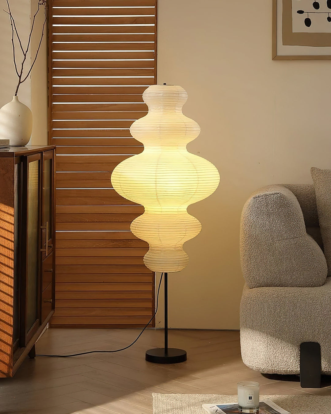 Lámpara de pie Akari Jun. Luz suave que crea un ambiente cálido y relajante en cualquier rincón del hogar.