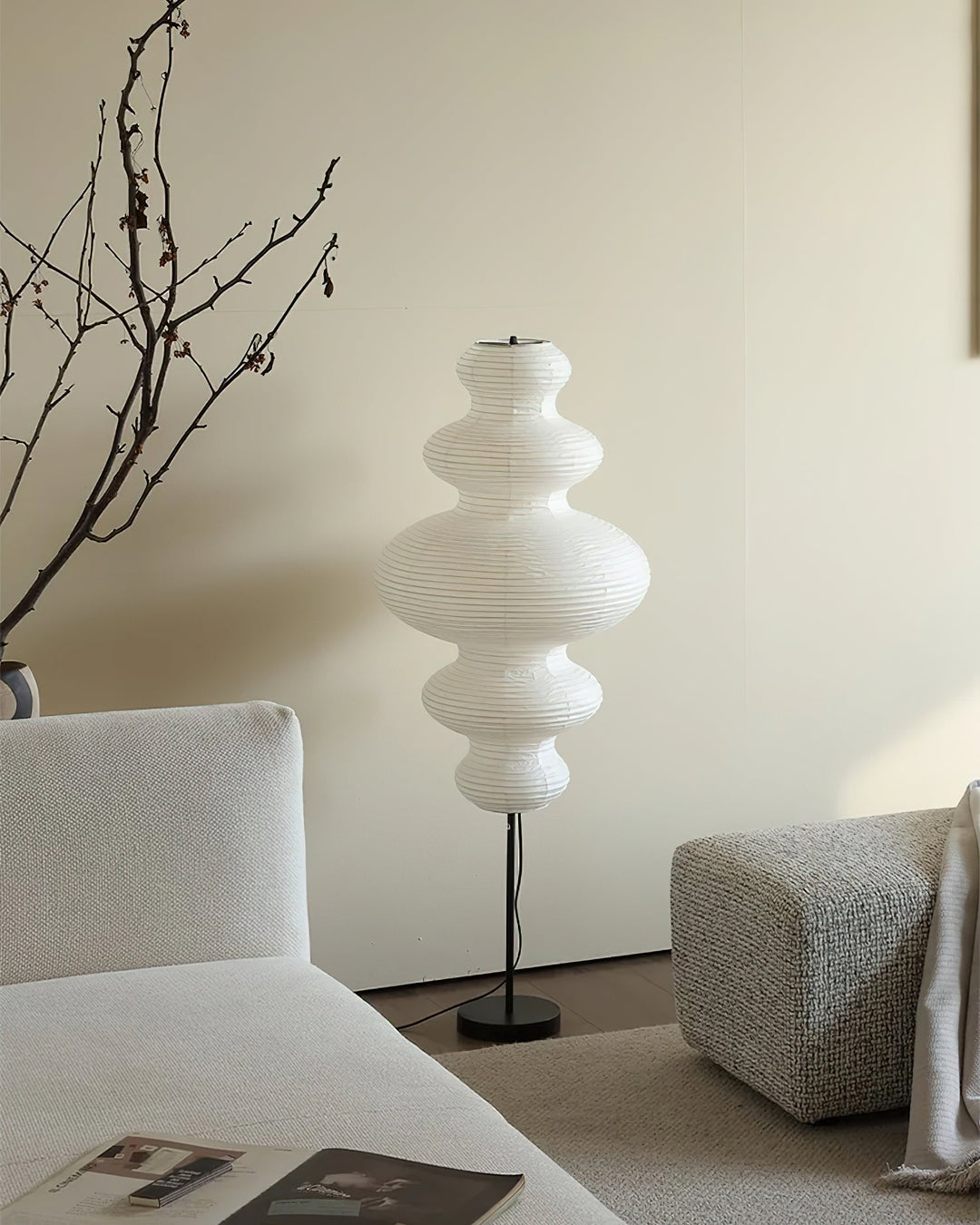 Lámpara de pie Akari Jun, escultural y moderna. Ideal para iluminación ambiental de dormitorio o sala.