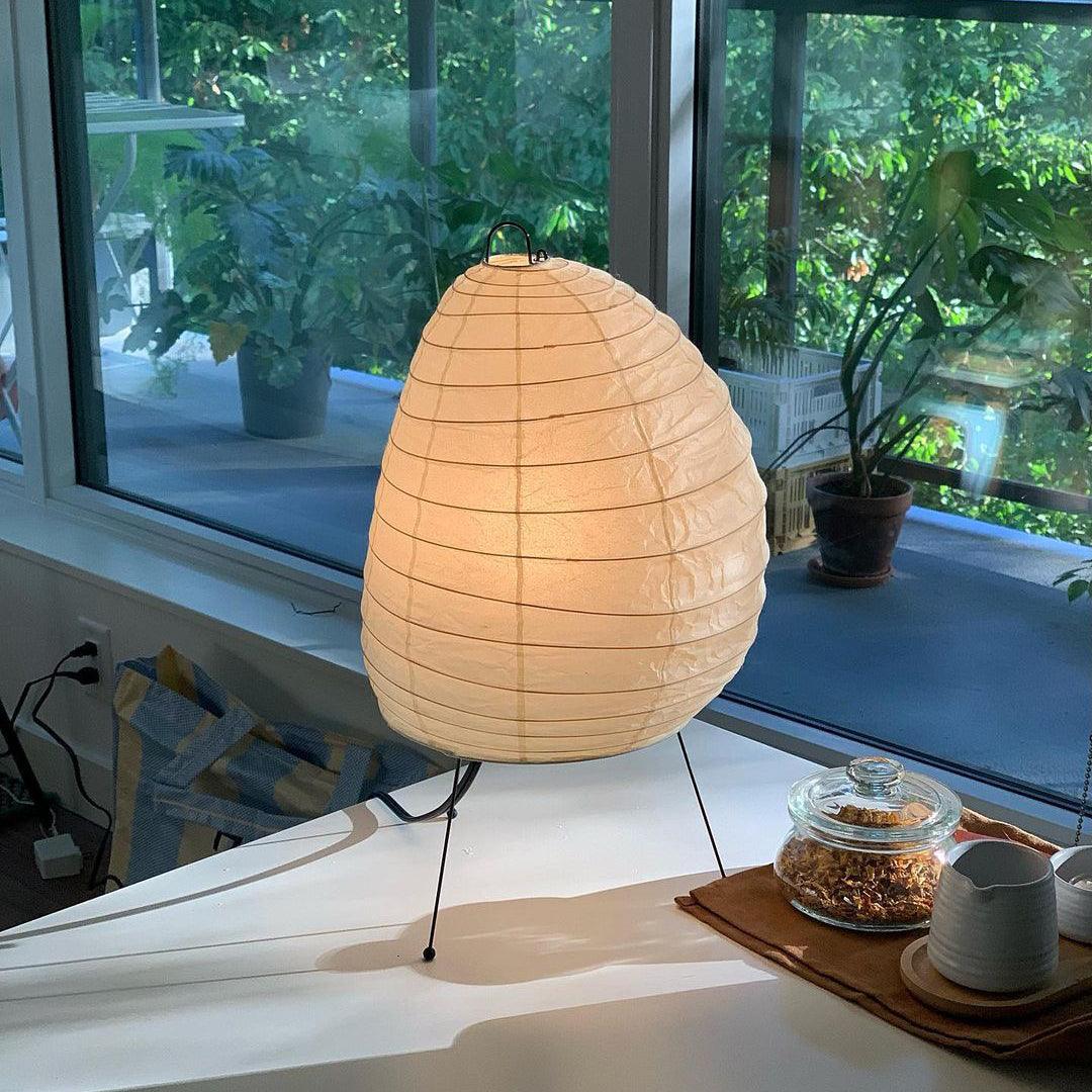Elegante lámpara de mesa Akari Washi, diseño japonés que aporta luz suave al hogar.