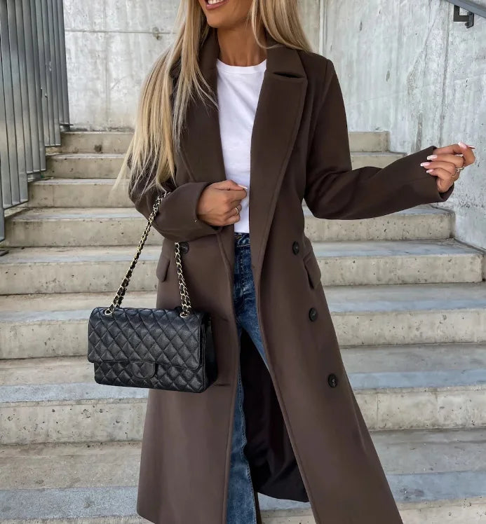 Elegante abrigo de lana cruzado para mujer con cinturón. Perfecto para un look sofisticado de invierno.