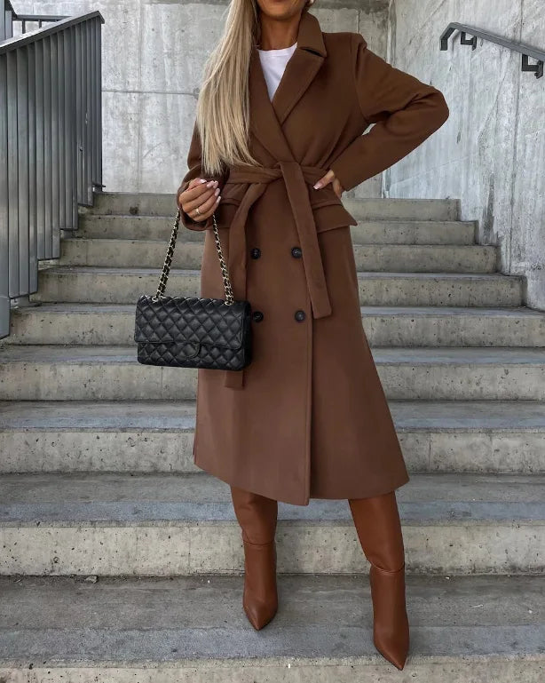 Cálido abrigo de lana cruzado para mujer con cinturón. Chaqueta ideal para el frío invierno y otoño.