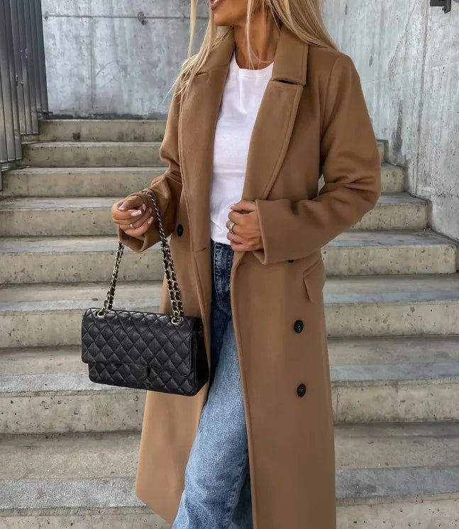Abrigo de lana para mujer con diseño cruzado y cinturón ajustable. Estilo moderno para el frío.