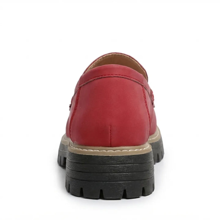 Mocasines de mujer de piel, suela gruesa y diseño slip-on, ideales para el día a día.
