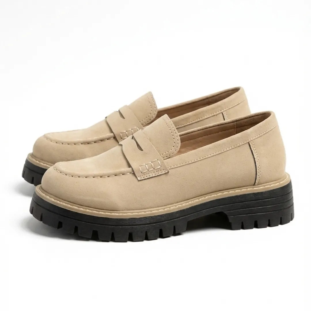 Calzado femenino de piel, mocasines con suela gruesa, estilo casual moderno.