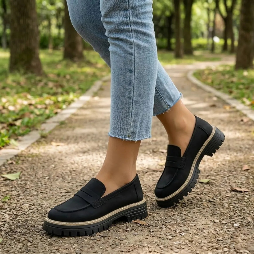 Mocasines piel mujer, suela gruesa, cómodos, estilo slip-on, moda casual.