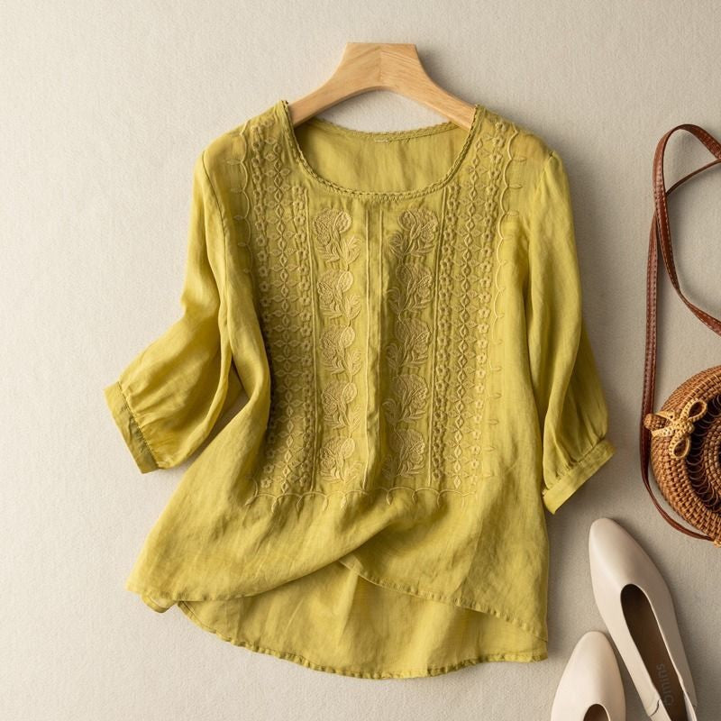 Blusa elegante para mujer con bordados, manga tres cuartos. Versátil para ropa femenina casual o semi-formal.