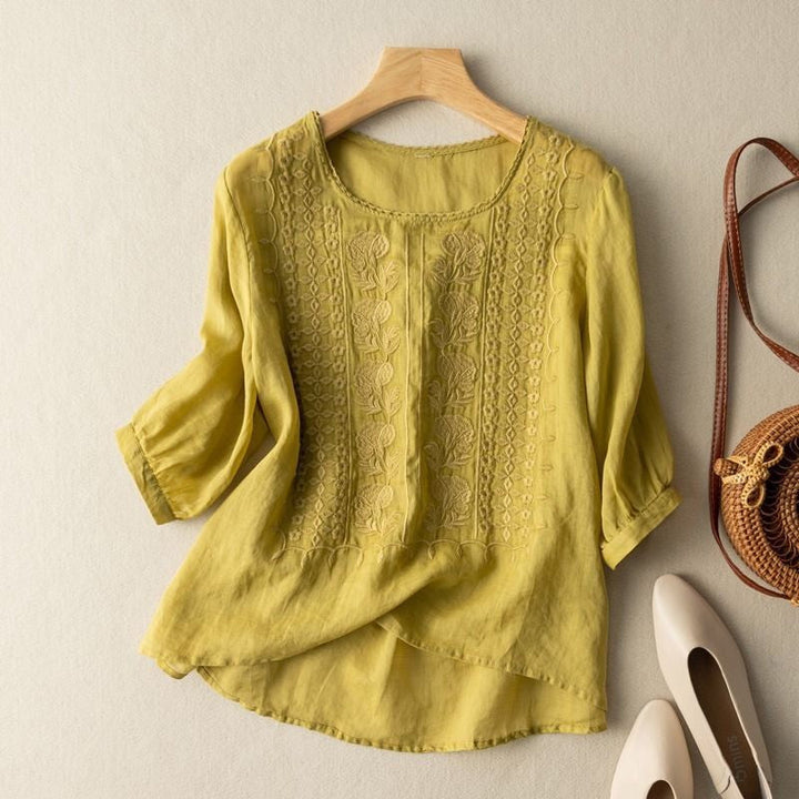 Blusa elegante para mujer con bordados, manga tres cuartos. Versátil para ropa femenina casual o semi-formal.