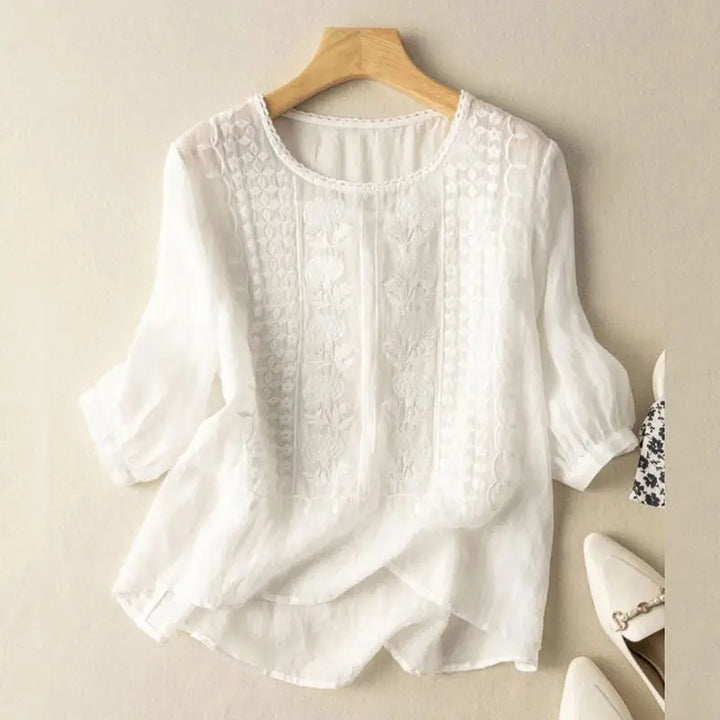 Blusa bordada para mujer, manga tres cuartos. Diseño elegante y fresco, ideal para estilo casual primavera-verano.