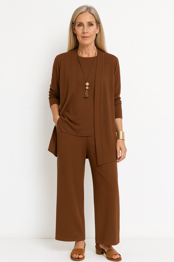 Outfit de mujer: cárdigan elegante y pantalón ancho cómodo. Conjunto perfecto para diversas estaciones.