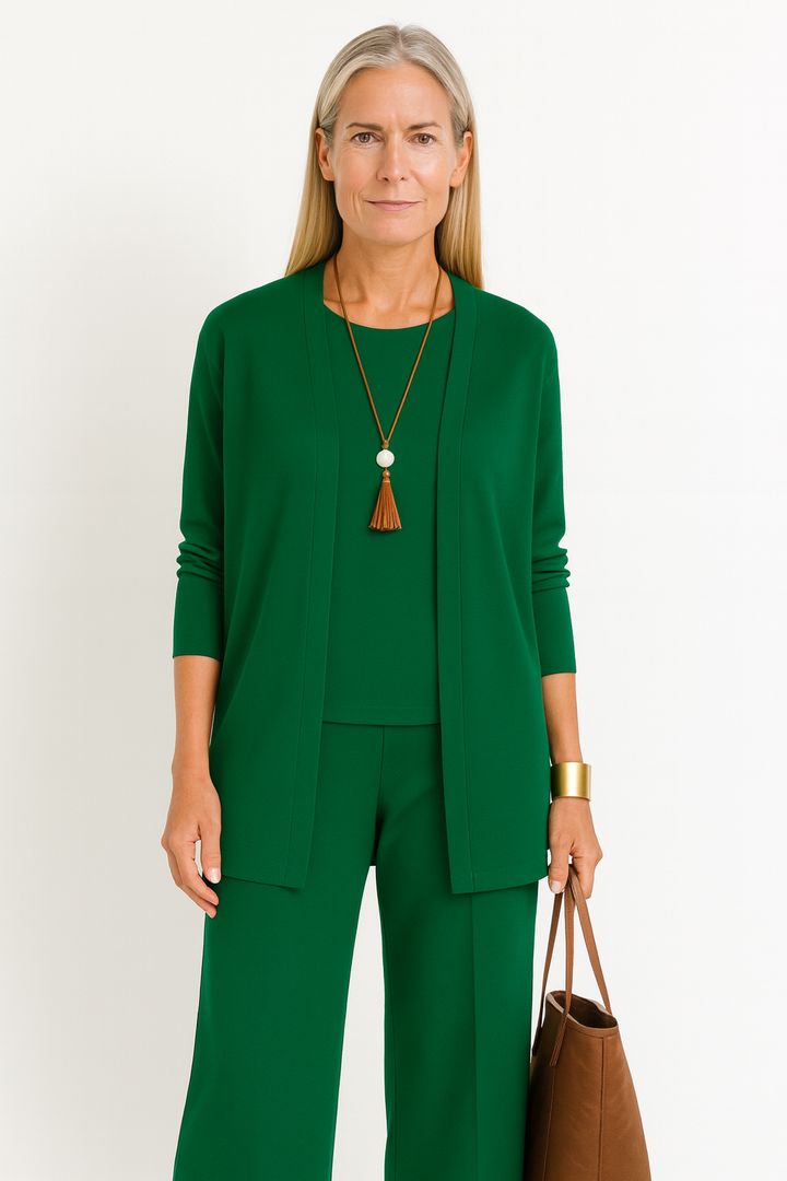Moda mujer: conjunto de cárdigan casual y pantalón ancho. Outfit elegante para primavera y otoño.